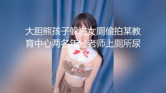 甘肃26岁极品美少妇妈妈，讲述在天气炎热下自己第一次给了手，与男友的初夜感觉如何如何，大黑牛插淫穴冒白浆，诱惑啊！