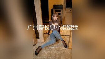 合租房偷窥年轻小媳妇一边洗澡一边和老公聊天