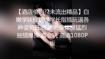 学校停课的英文老师逮到机会抛开束缚，展现出淫荡的一面