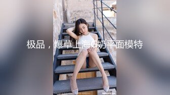   老裆宜撞 老婆 舒不舒服 还用问看骚妻紧紧抱着白发大叔的表情就知道了 老吊可不是盖的操的啪啪响