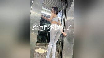 偷拍美女裙底风光 极品靓女和大哥逛街翘臀夹着骚窄内越走越紧小吃街抄底包臀裙小姐姐粉内弯腰侧面露毛了