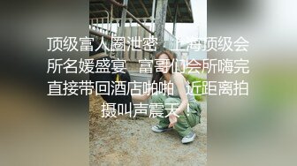 乖巧的骚逼跟纹身大哥宾馆约啪，69口交舔鸡巴，让大哥压在身下无套蹂躏爆草，玩着骚奶子最后射嘴里给她吃