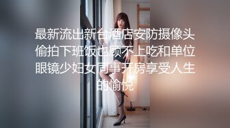  前后夹击黑丝美少妇，女上位骑乘双飞大战熟女，一个个骚的不要不要