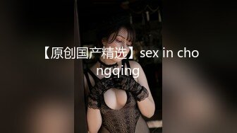 露脸纹身的妹子，后入啪啪，完事后一脸享受开心笑了