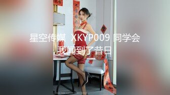 国内厕拍大神潜入师范学院隔板女厕 手持设备偷拍美女尿尿离得太近被穿拖鞋的妹子发现了