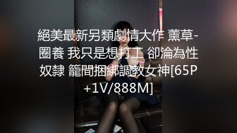 清純天真爛漫眼鏡文藝女婊，墻上掛著自己藝術寫真照，很反差