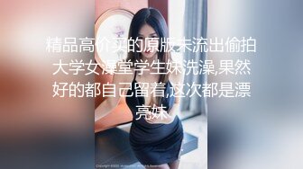 抠逼时弄疼了后面不是很配合了,男的抱着小翘臀狠狠抽