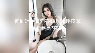 《魔手外购极品厕拍》商业城女厕全景偸拍多位少女少妇熟女方便，后位先拍脸再拍大白屁股，憋尿到极限的良家少妇动作逗死人 (13)