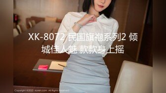 偷拍美女裙底风光 成都车展银色连衣裙细高跟极品美女，白色窄内 UR级反差骚货黑丝筒袜配情趣开档内裤