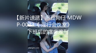 【如充气娃娃一般超粉美穴】水晶假屌双洞齐插，快乐加倍，一起插小穴撑爆，吸在桌子上美臀骑坐，拔出来沾了很多粘液