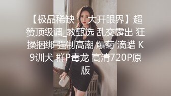 年轻胸前纹身的老婆给老公打飞机撸硬，女上位秒变榨汁打桩机