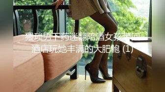 【新片速遞】  监控摄像头4倍变焦偷拍学生妹在家裤子脱了一边手机看小黄片一边自慰