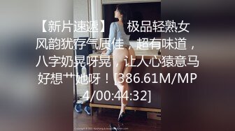 一路尾随偷拍性感高跟电子烟店老板娘的小黑B假装进店咨询拍脸 (1)