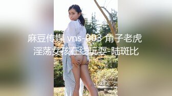 在她性感的 cosplay 中为我们带来了热脱衣舞表演！