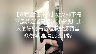 苗条漂亮妹子非常配合各种动作，淫水流了一片。