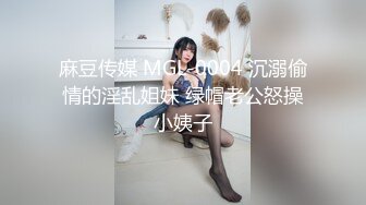 超会玩诱惑！性感睡衣美女！露出美臀掰开，玻璃棒深插自慰，叫起来很骚，假屌放桌子上骑坐