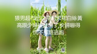  黄衣T恤小姐姐这身姿这大长腿真诱人啊 胸前鼓胀饱满乳沟好深看的鸡儿硬邦邦