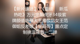 休闲会所里技师的小手好温柔，制服诱惑手撸大鸡巴，然后小奶子玩乳交真刺激，骚逼蹭得好痒撑爆她的小嘴