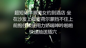 网红妹子在网吧玩露出被隔壁小伙发现了直接硬来掏出鸡巴就吃