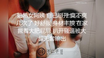  小骚逼露脸洗干净了伺候小哥哥诱惑狼友，舔鸡巴的样子好骚吸蛋蛋，深喉抽插