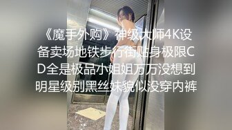 【爆乳颜值女神下大秀】单腿黑丝水晶假屌猛插穴，吐出舌头一脸淫荡，进出抽插搞得小逼很湿，掰开骚逼特写，洞洞有点大