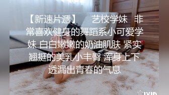 KTV里的服务生脱了衣服够骚够浪~主动上位操B，被朋友扯住头发拍打奶子~精彩又刺激！！