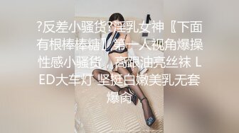  女仆装露脸小母狗，床上的极品尤物高颜值让小哥玩弄，交大鸡巴压在身下揉奶草穴