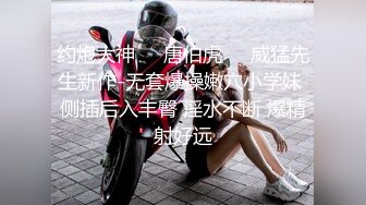 气质美女掏出奶子看看，多毛骚穴特写，掰开手指扣入