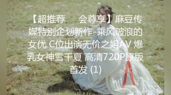 【新片速遞】  04年小情妇！极品尤物美少女！被胖大叔玩穴，穿上黑丝掰开嫩穴，插根烟在逼上，短小JJ插嘴