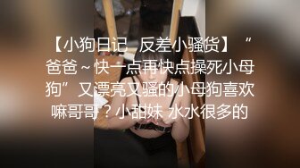 火锅店的服务员溜进厕所偷个懒 先抽支烟再玩会手机 正好我来研究研究你的鲍鱼