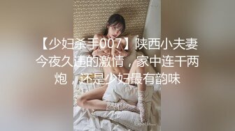 年轻小哥哥酒店里面约两个极品炮架子，黑丝苗条身材趴下给口后入操逼，无套打桩暴力同时特写双鲍鱼