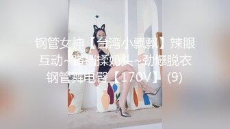    170CM大长腿牛仔裤美妞，有点骚坐在身上扭动屁股，脱下裤子让美女舔屌，上位骑乘扶着屁股后入爆操