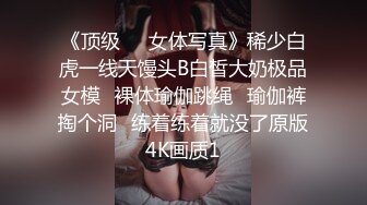 邻家小骚妹全程露脸逼毛没几根啥都学会了，吸着小烟跟狼友撩骚听指挥，揉奶抠逼道具抽插，浪叫呻吟精彩刺激