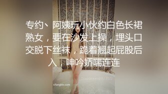 牛仔裤小背心  很会玩诱惑极品女神  难得露脸细长美腿  脱下丁字裤露多毛肥穴  翘起对着镜头扣弄 