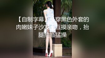 高端会所女技师撅着屁股给狼友看着骚逼伺候大哥，胸推漫游深喉大鸡巴舔菊花真骚，让大哥直接射她嘴里