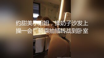 -骚货少妇和网友口交 男的躺在床上享受后入操逼