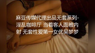 骚货蓝裙丝袜车模摸得不过瘾，还要拿电动棒爽一爽