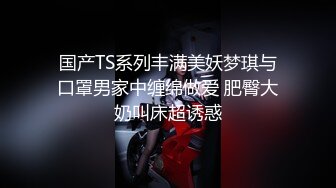 【新片速遞】【无水印原版，新片速遞】，2022.3.22，首次尝试异物塞入，【泡泡咕】，这么美的逼里塞葡萄，挤出的刹那高潮