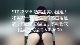 坑闺蜜浴室偷拍 眼镜女室友洗澡肉感十足的浑圆的双乳，乳头很小很粉嫩下面逼毛浓密性感