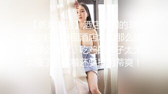 偷拍浅蓝上衣牛仔短裤长腿红内内美女