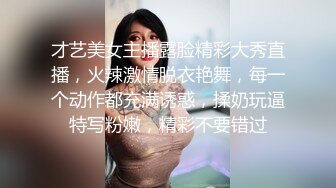   网约骚女激情4P，一男三女镜头前的淫荡，沙发上揉奶玩逼，轮草三女激情抽插