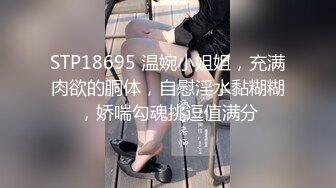 无毛逼大奶人妻少妇镜头前的诱惑，全程露脸一个人大秀直播，各种发骚诱惑，揉奶玩逼看特写