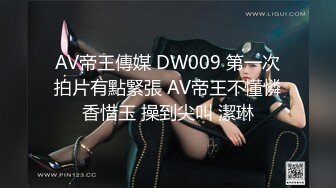 调教风骚大奶子女友，颜值高又很骚各种口交大鸡巴舔弄，揉着骚奶子爆草抽插