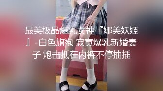  把女友的牛仔裤剪一个洞隔着裤子操她的小嫩B爽翻了