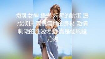 苗条妹子白嫩粉木耳戴套男上姿势狂插肛门，前面用道具，前后双插