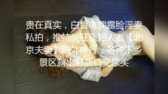 变态偷拍牛人闯入女厕手持拍摄美女们尿尿,还猛闻女神换下来的卫生护垫,说真香,最后用来撸一发